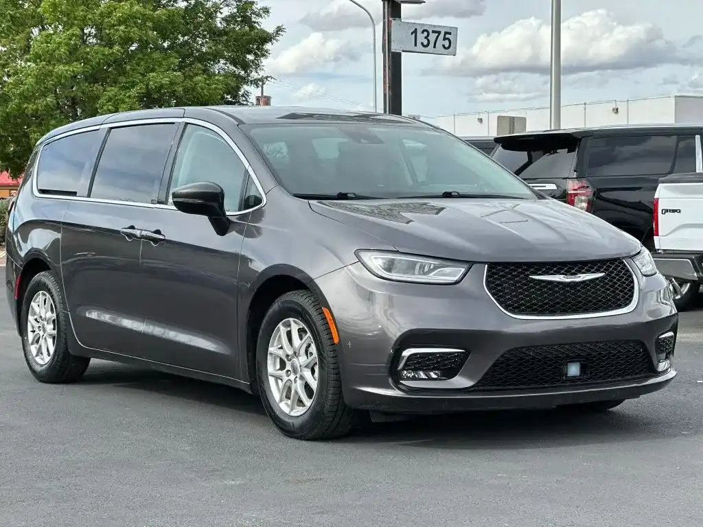 2023 Chrysler Pacifica Touring L's photo