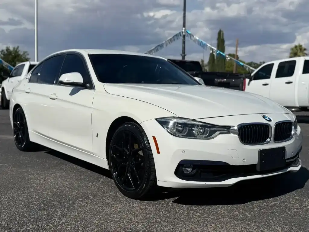 2018 BMW 3 Series 330e iPerformance Sedan's photo