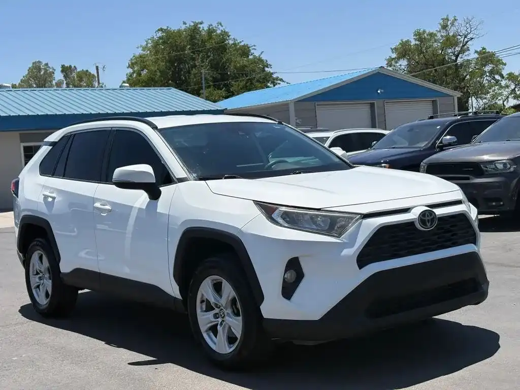 2021 Toyota RAV4 XLE FWD's photo