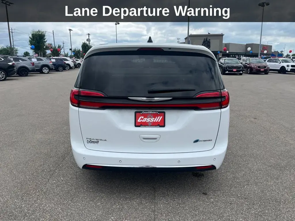 2024 Chrysler Pacifica Hybrid Select PHEV photo 5
