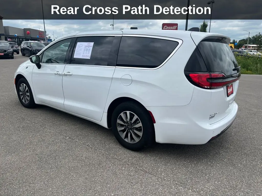 2024 Chrysler Pacifica Hybrid Select PHEV photo 3