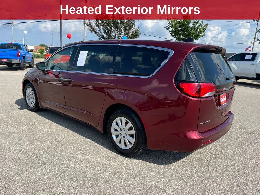 2018 Chrysler Pacifica L photo 3