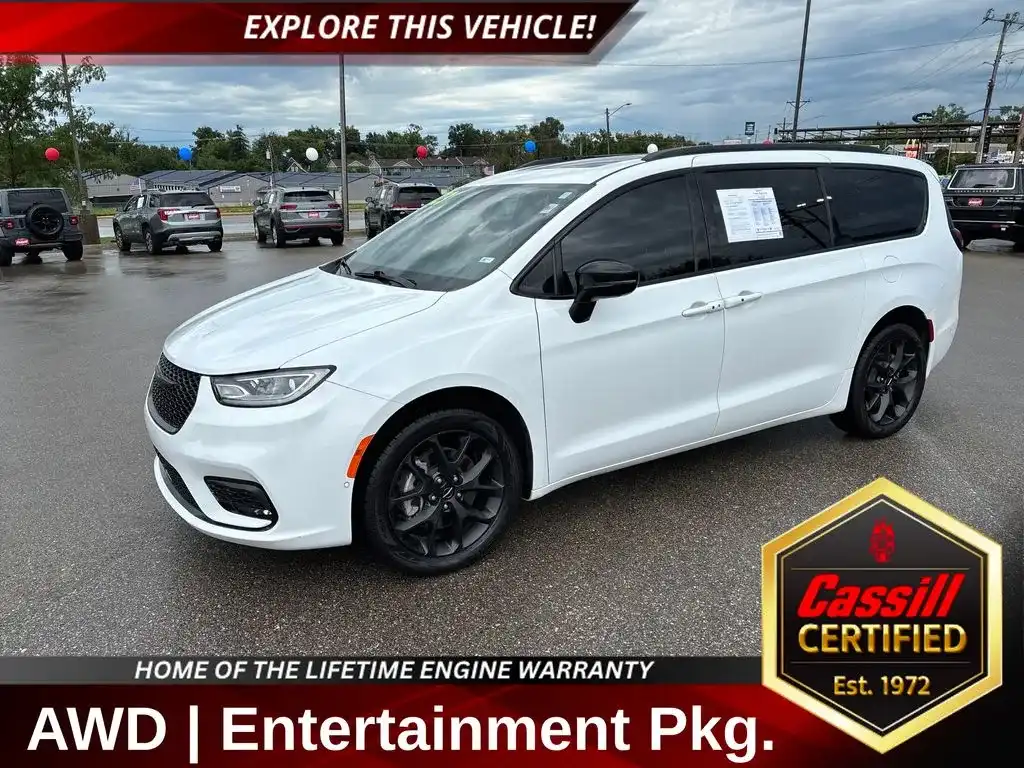 2023 Chrysler Pacifica Limited AWD's photo
