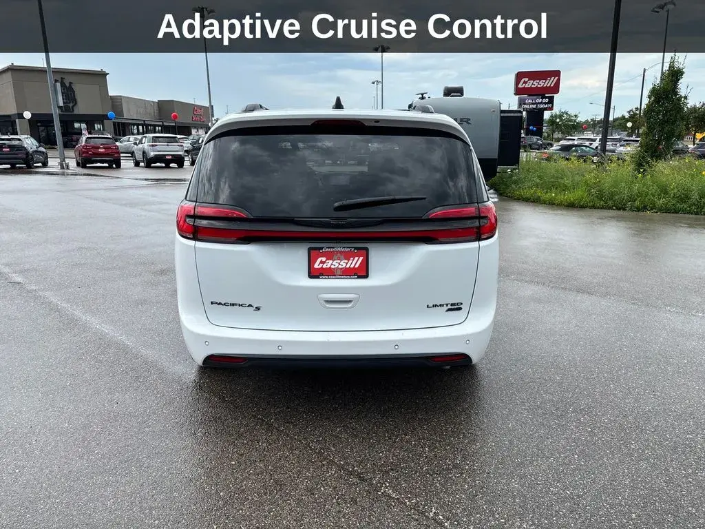2023 Chrysler Pacifica Limited AWD photo 5