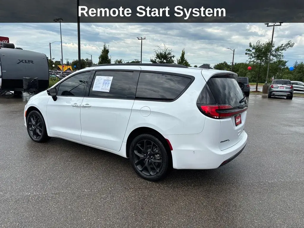 2023 Chrysler Pacifica Limited AWD photo 3