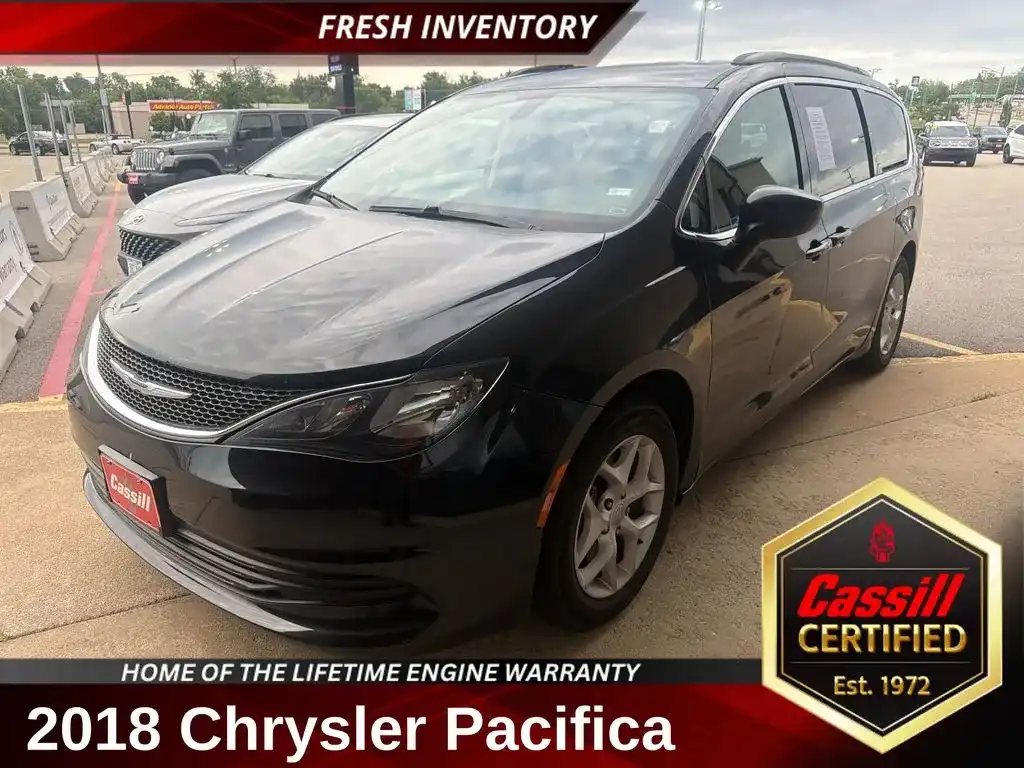2018 Chrysler Pacifica Touring's photo