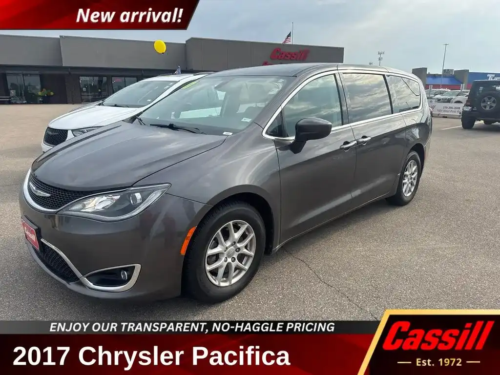 2017 Chrysler Pacifica Touring Plus's photo