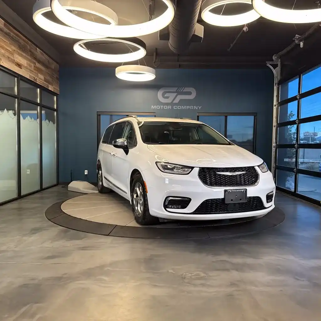 2023 Chrysler Pacifica Limited's photo