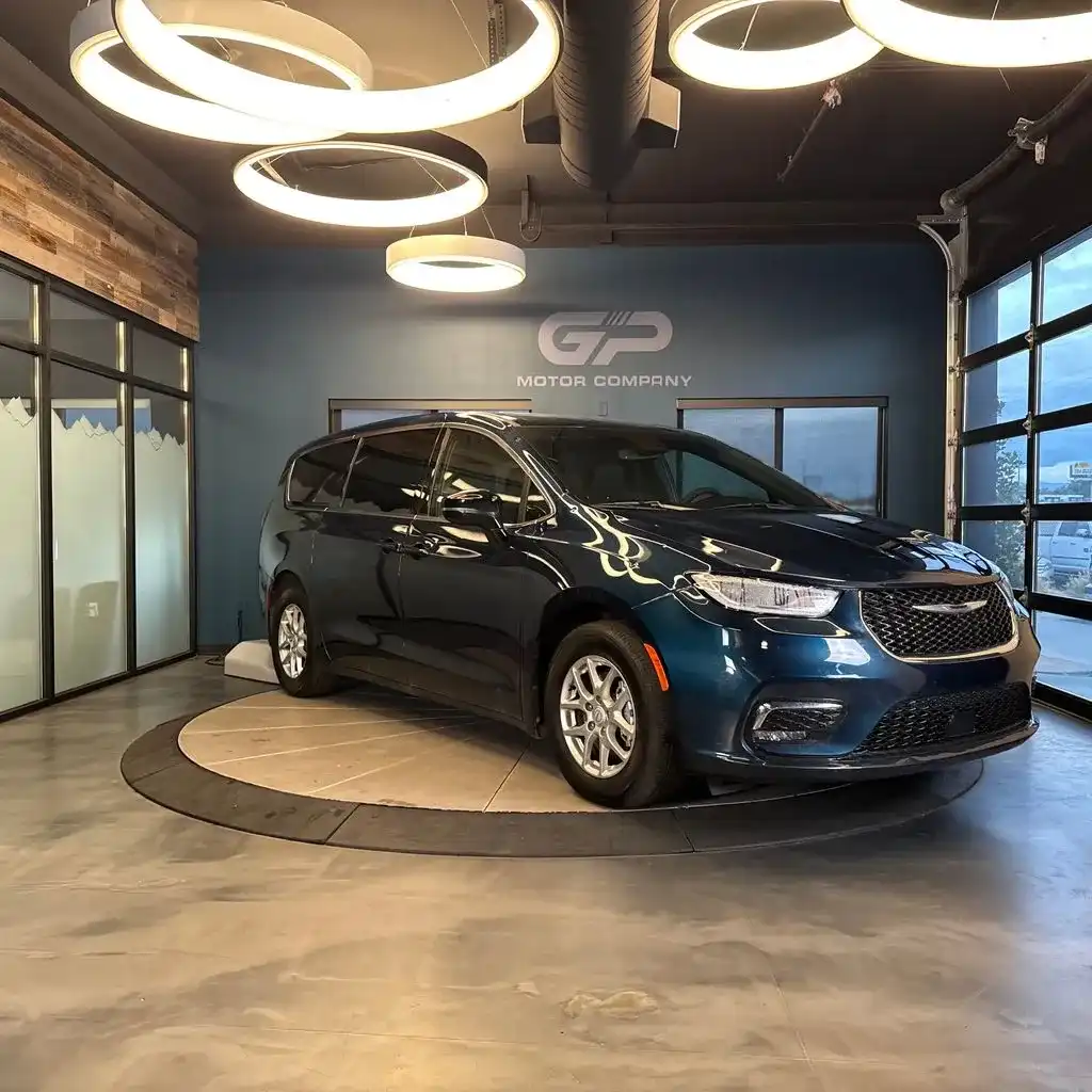 2025 Chrysler Pacifica Select's photo