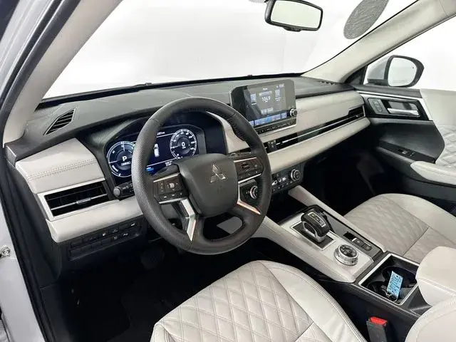 2023 Mitsubishi Outlander Plug-in Hybrid SEL S-AWC photo 3