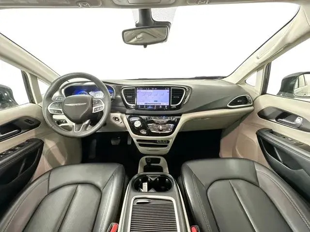 2024 Chrysler Pacifica Touring L photo 3