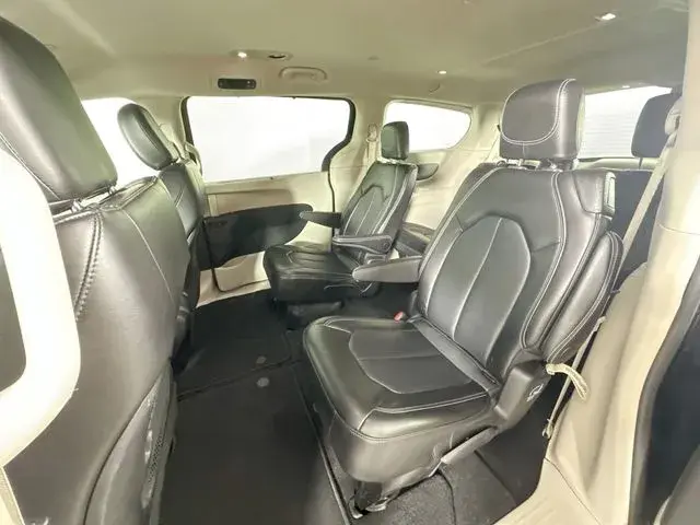 2024 Chrysler Pacifica Touring L photo 4