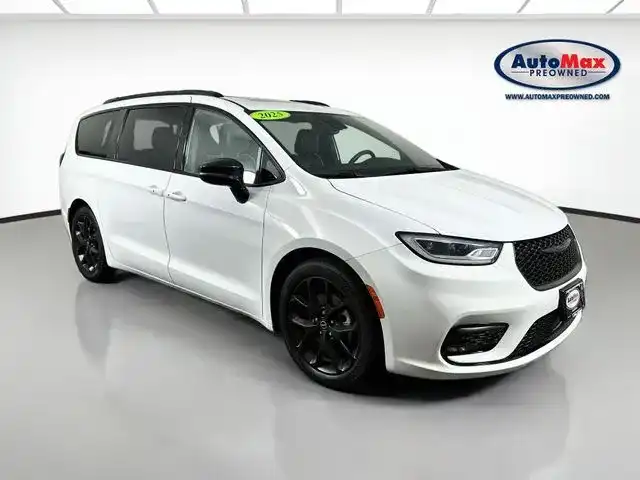2025 Chrysler Pacifica Limited's photo