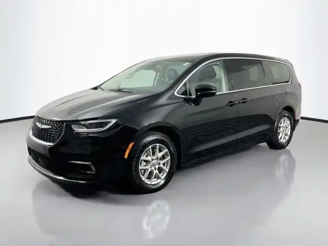2024 Chrysler Pacifica Touring L's photo
