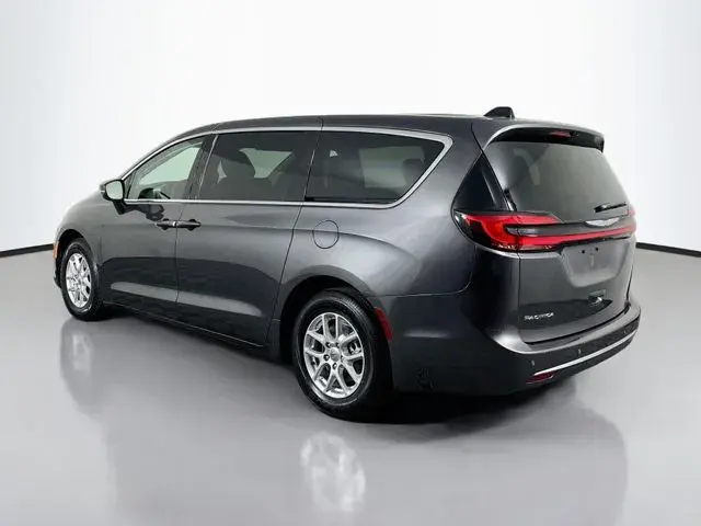 2023 Chrysler Pacifica Touring L photo 3