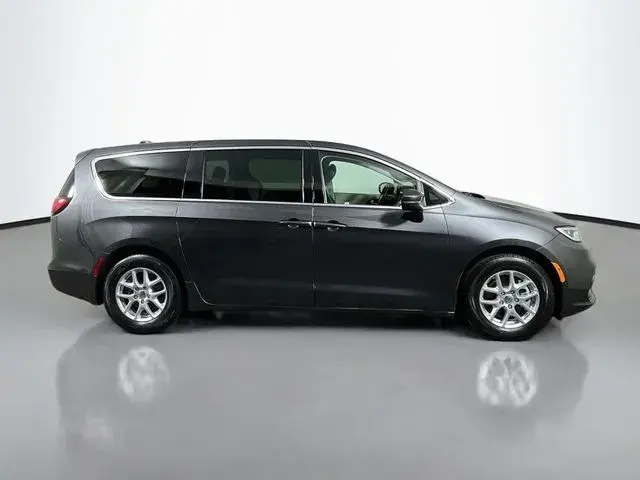 2023 Chrysler Pacifica Touring L photo 5