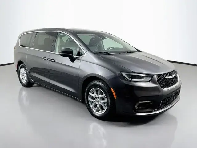 2023 Chrysler Pacifica Touring L photo 4