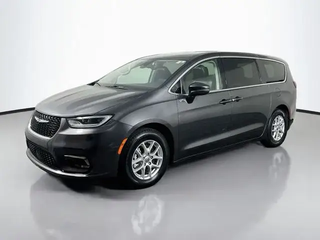 2023 Chrysler Pacifica Touring L photo 1