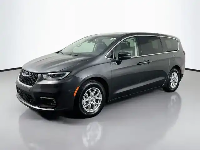 2023 Chrysler Pacifica Touring L's photo