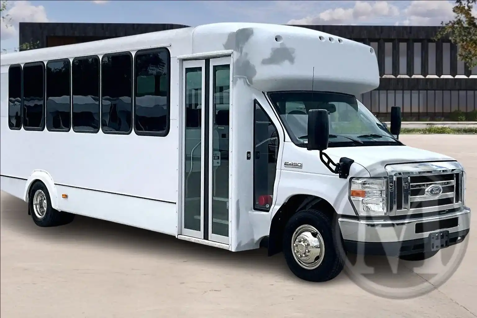 2019 Ford E-Series DRW E-450 Super Duty 158 in WB's photo
