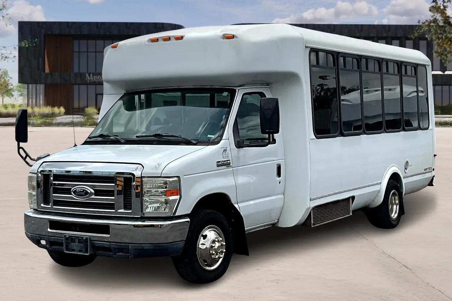 2013 Ford E-Series E450 photo 3