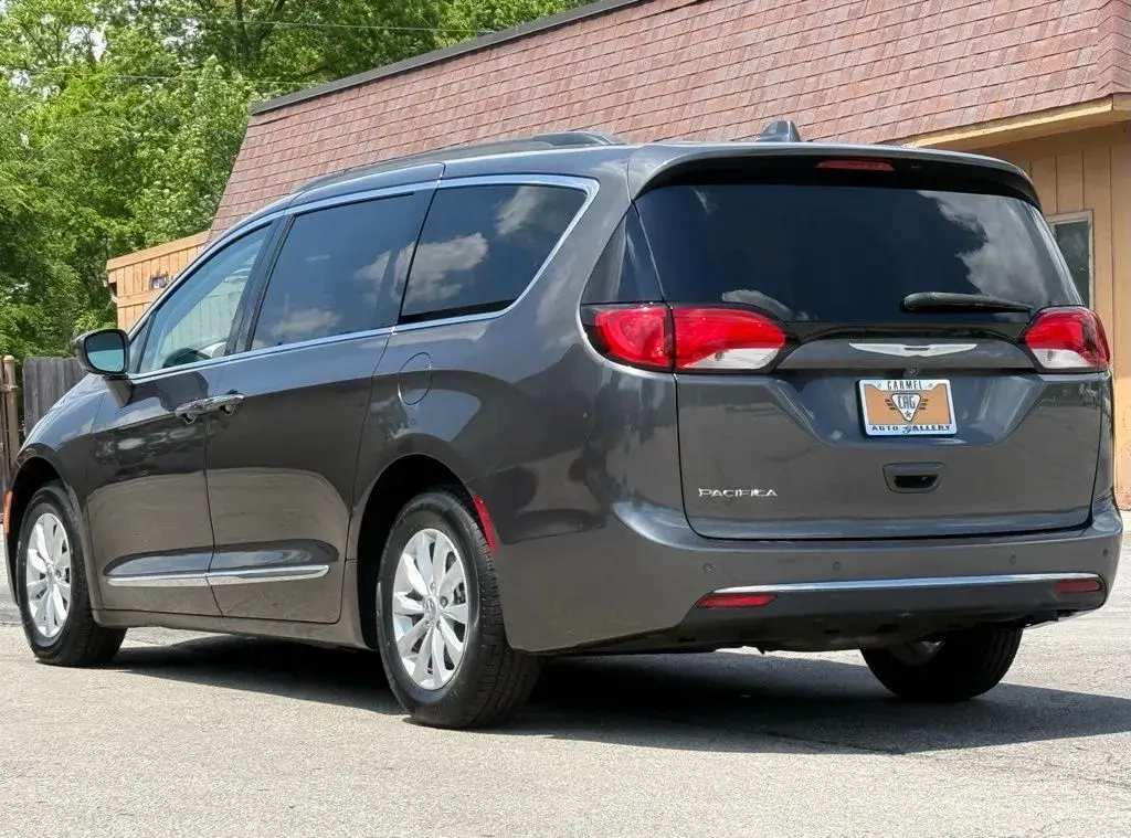 2017 Chrysler Pacifica Touring L photo 3