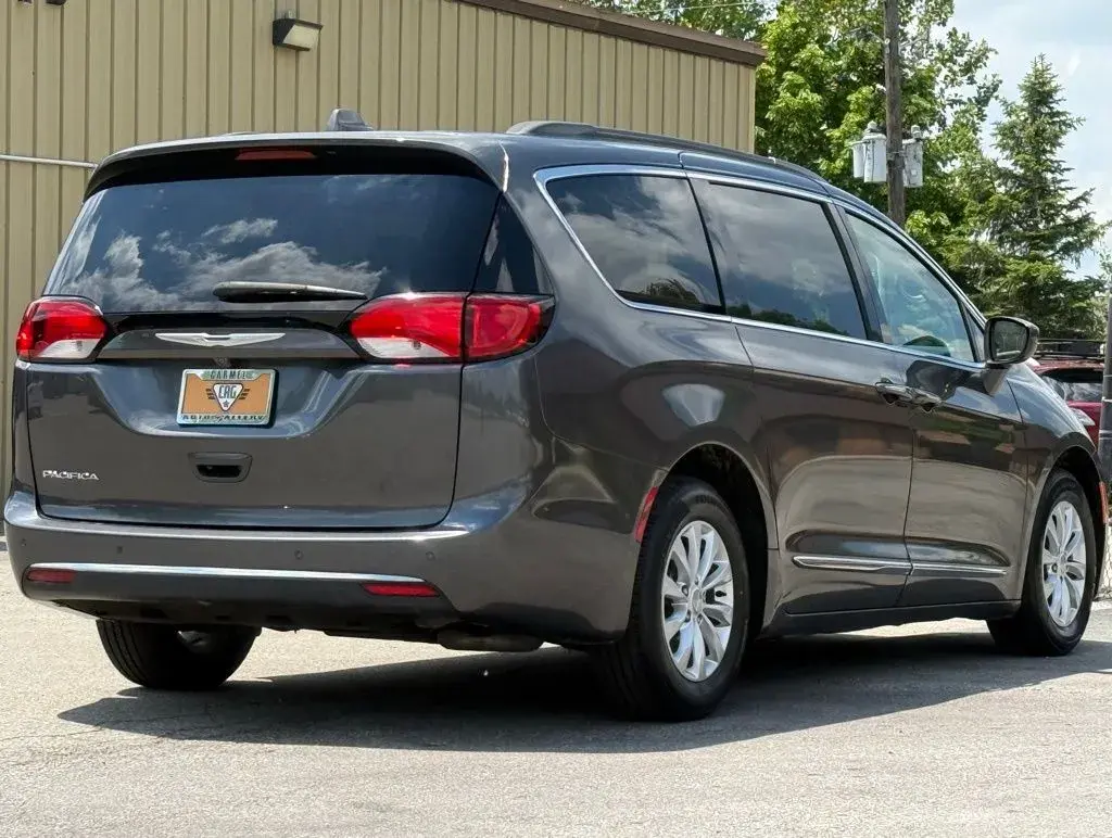 2017 Chrysler Pacifica Touring L photo 5