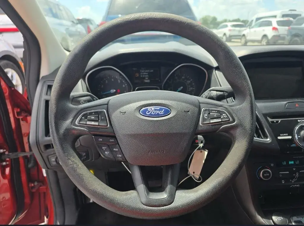2018 Ford Focus SEL Hatchback photo 3