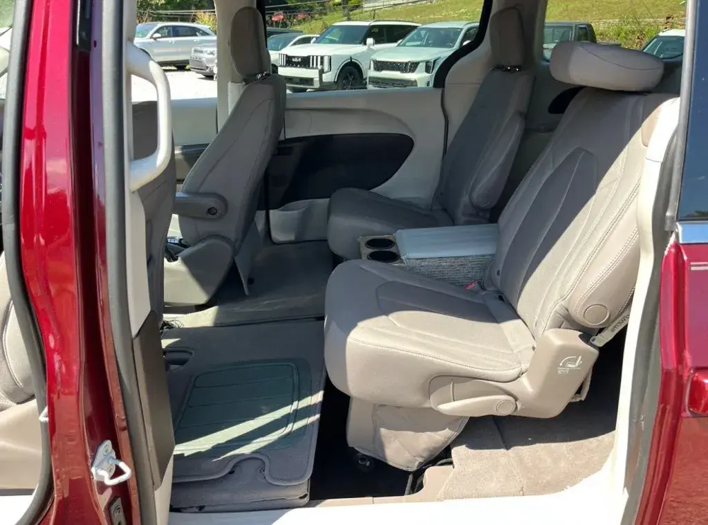 2017 Chrysler Pacifica LX photo 3