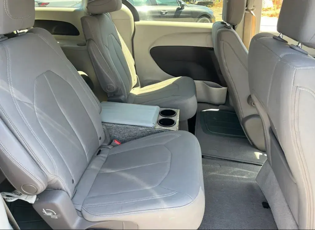 2017 Chrysler Pacifica LX photo 4