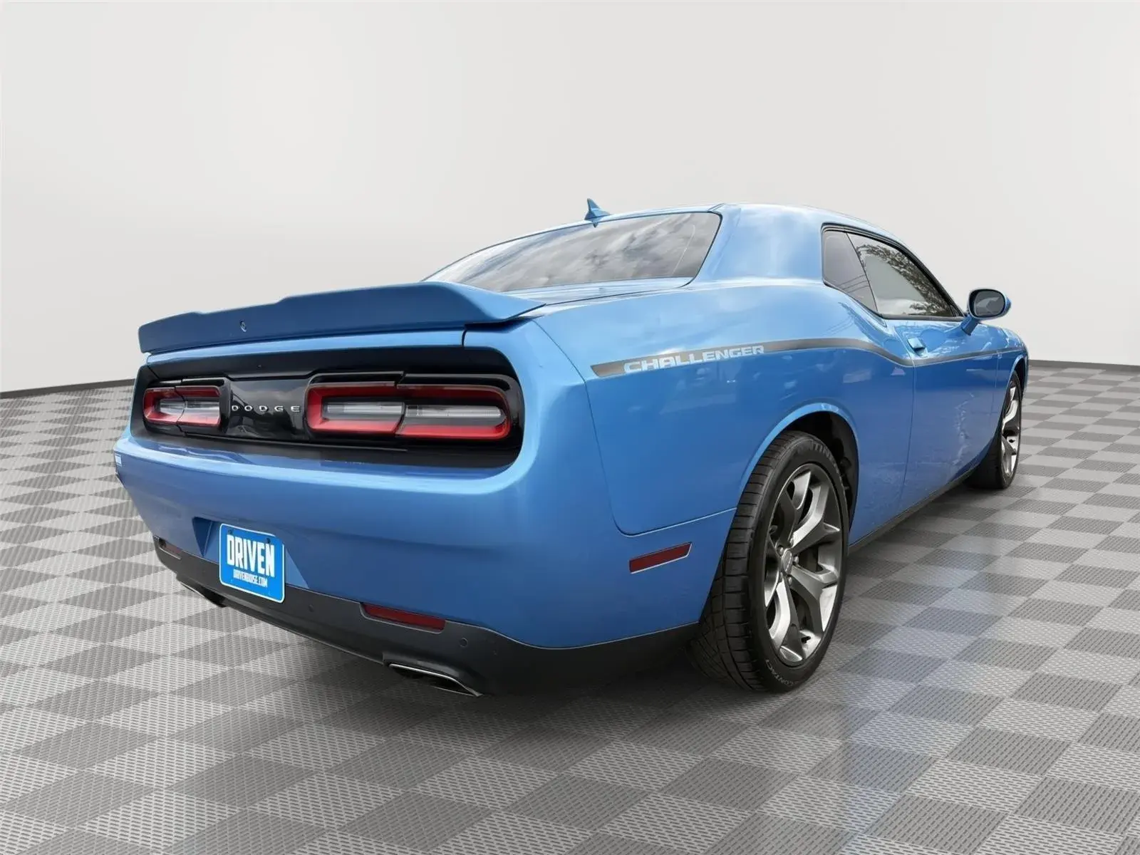 2015 Dodge Challenger SXT Plus photo 4