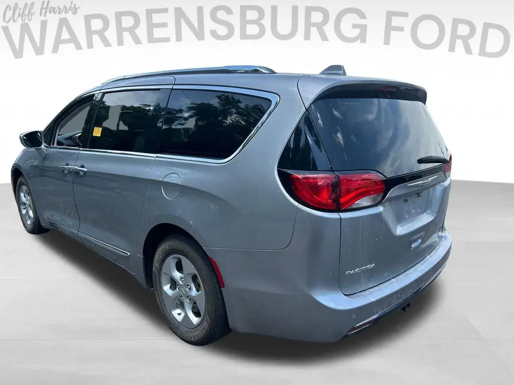 2017 Chrysler Pacifica Touring-L Plus photo 5