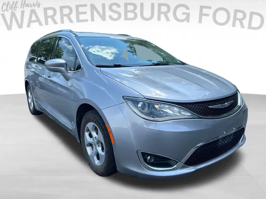 2017 Chrysler Pacifica Touring-L Plus photo 1