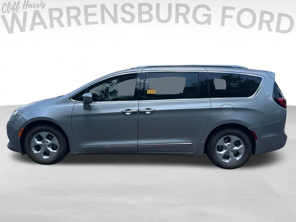 2017 Chrysler Pacifica Touring-L Plus photo 3