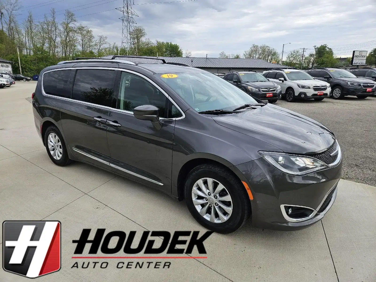 2019 Chrysler Pacifica Touring L's photo