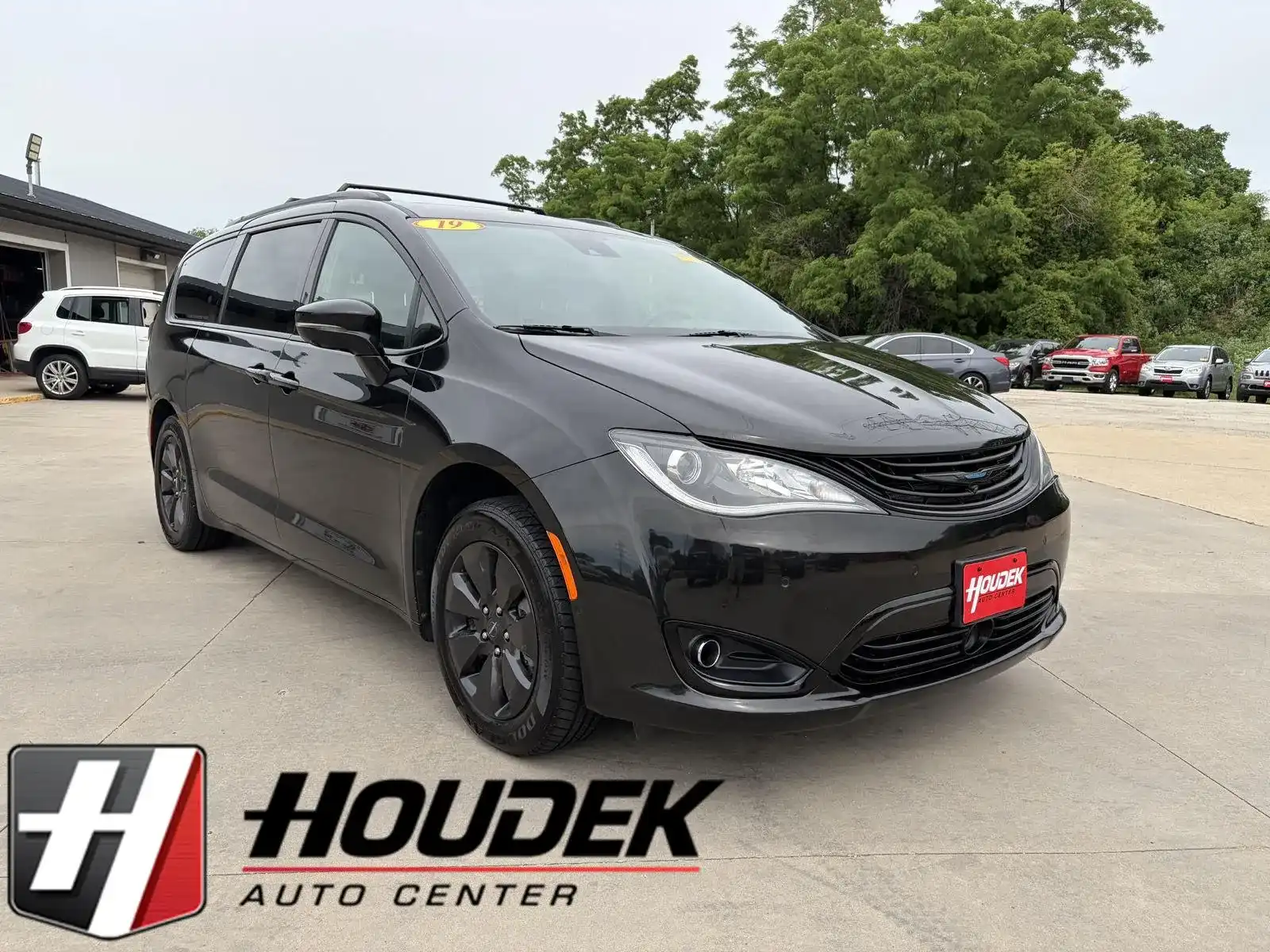2019 Chrysler Pacifica Hybrid Limited's photo