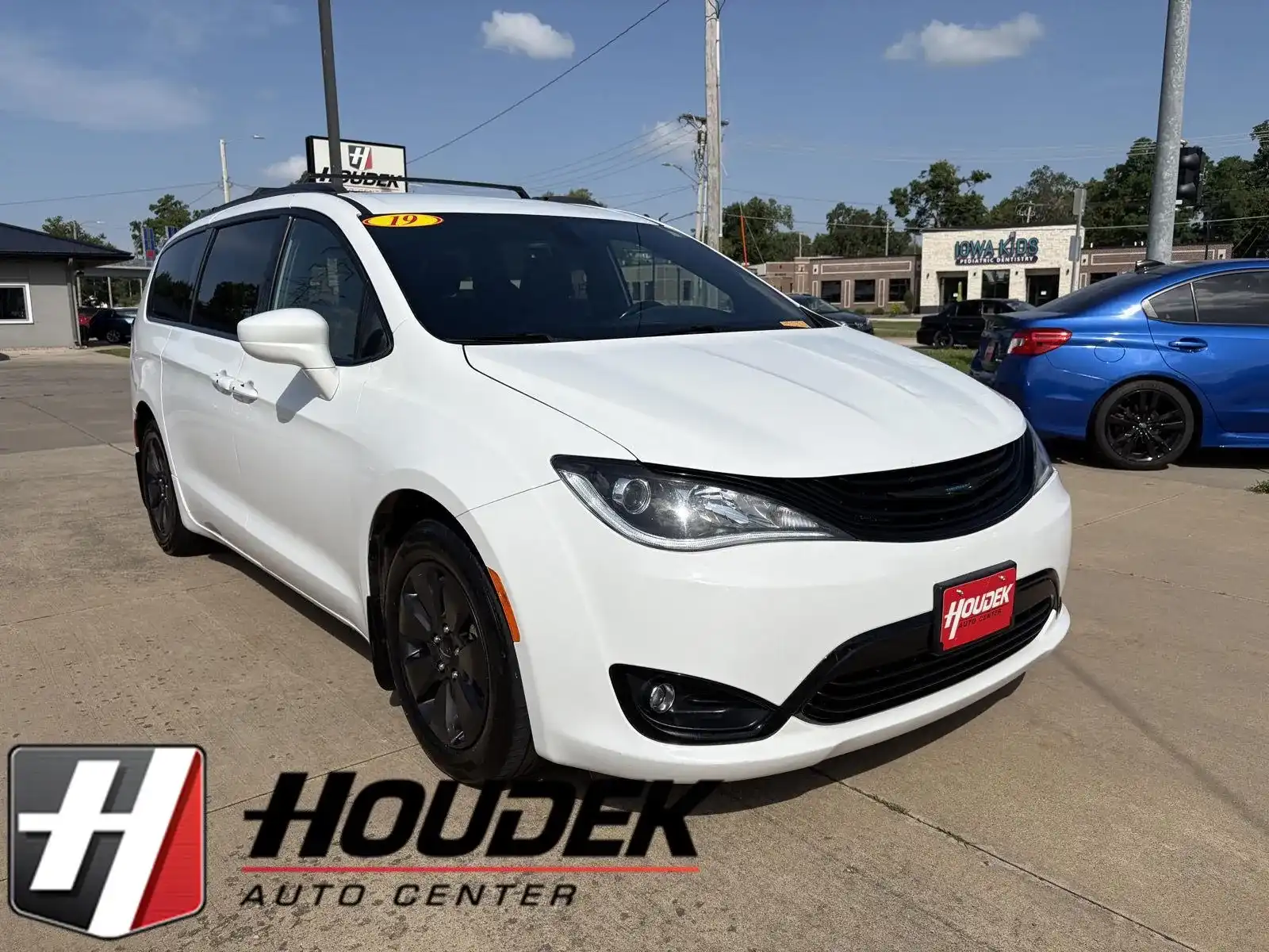 2019 Chrysler Pacifica Hybrid Touring L's photo