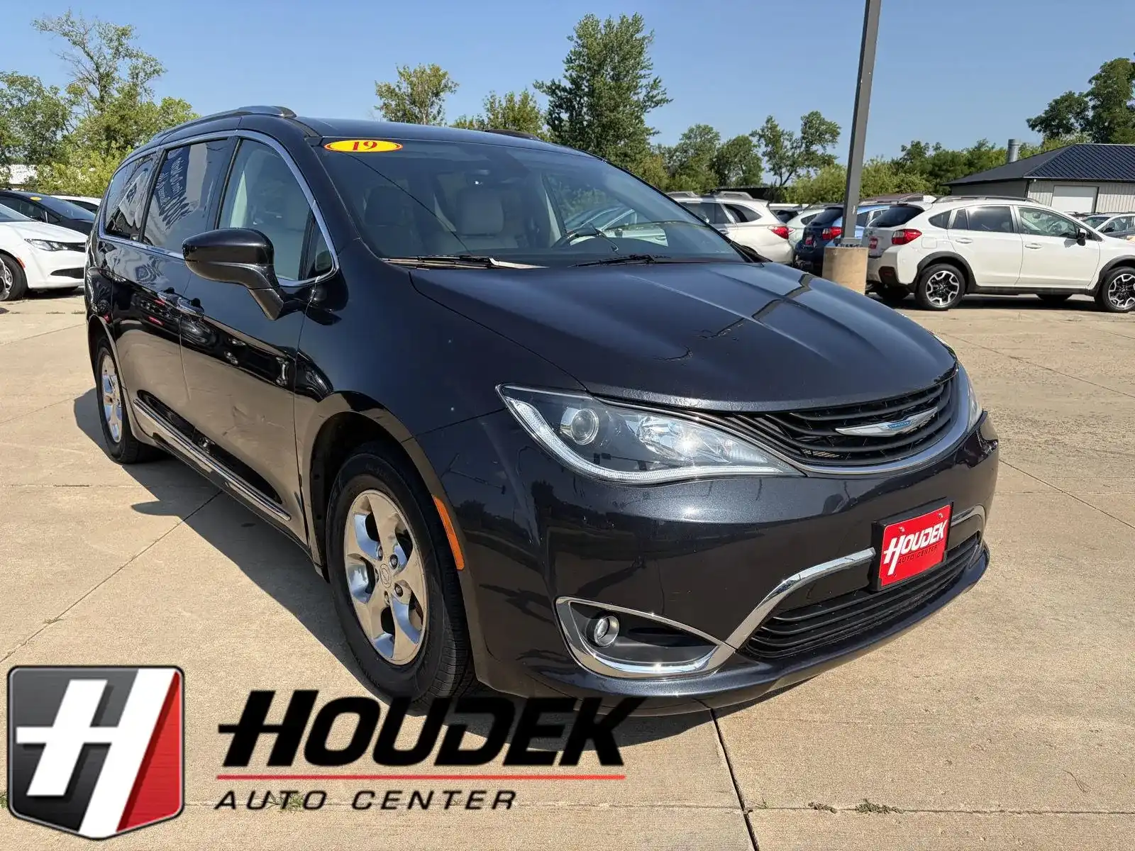 2019 Chrysler Pacifica Hybrid Touring L's photo