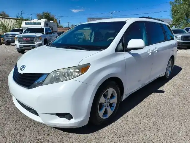 2014 Toyota Sienna LE V6 8-Passenger's photo