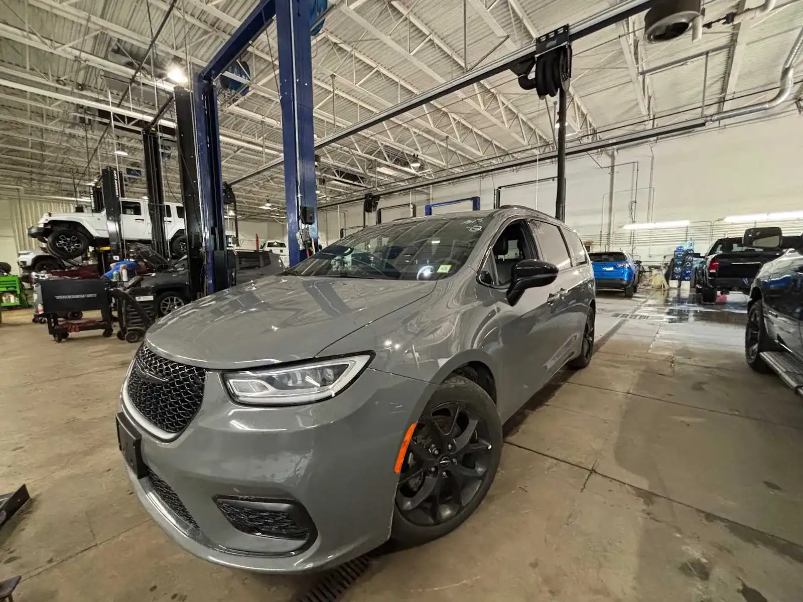 2025 Chrysler Pacifica Limited's photo