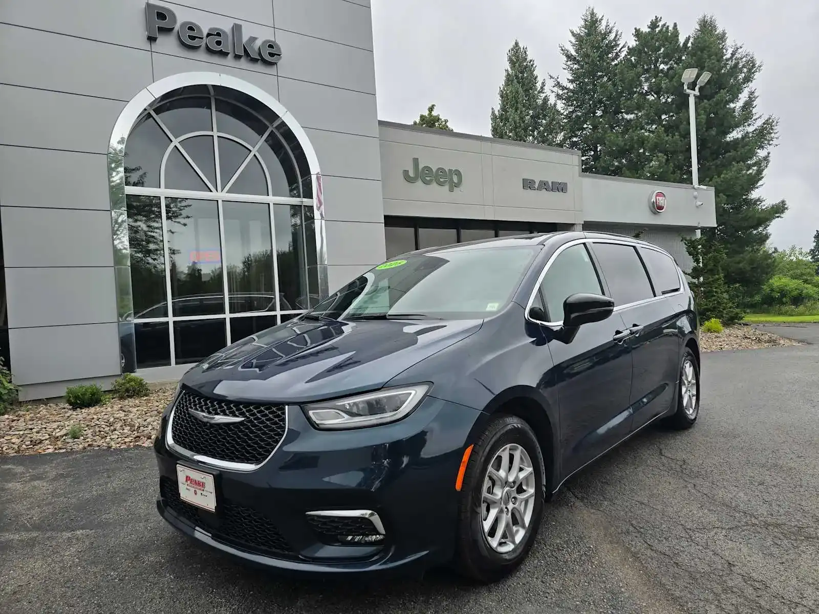2025 Chrysler Pacifica Select's photo