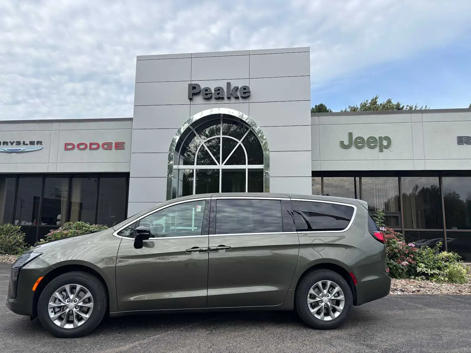 2027 Chrysler Pacifica Select AWD photo 3