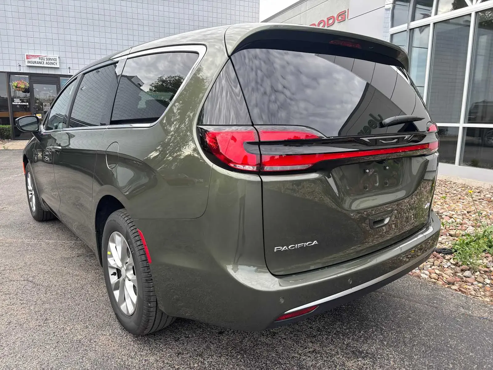 2027 Chrysler Pacifica Select AWD photo 4