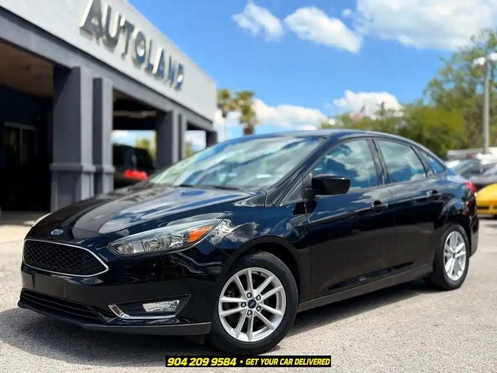 2018 Ford Focus Sedan SE's photo