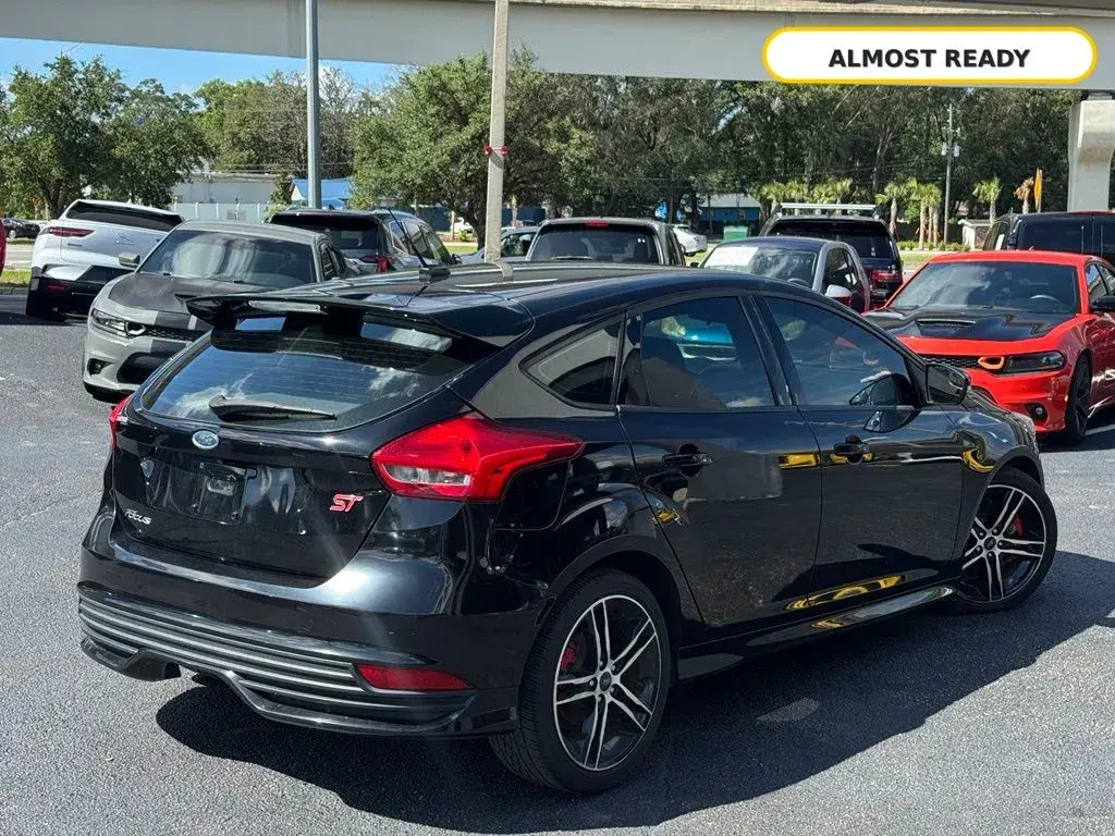 2017 Ford Focus 5 Door Hatch ST photo 4