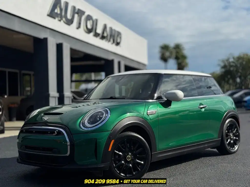 2022 MINI Hardtop Cooper SE's photo