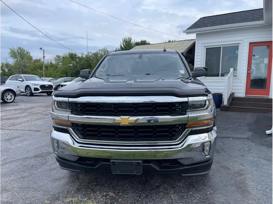 2017 Chevrolet Silverado 1500 LT 4WD Double Cab Standard Box photo 3