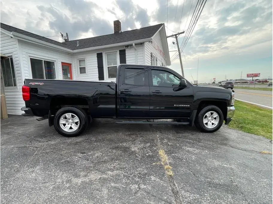 2017 Chevrolet Silverado 1500 LT 4WD Double Cab Standard Box photo 5