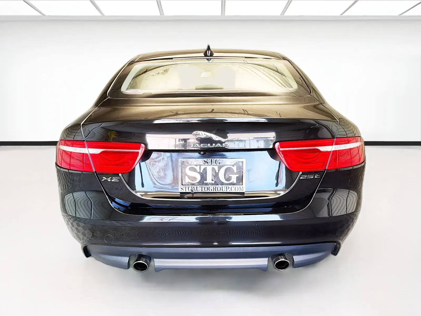 2017 Jaguar XE 25t Prestige photo 5