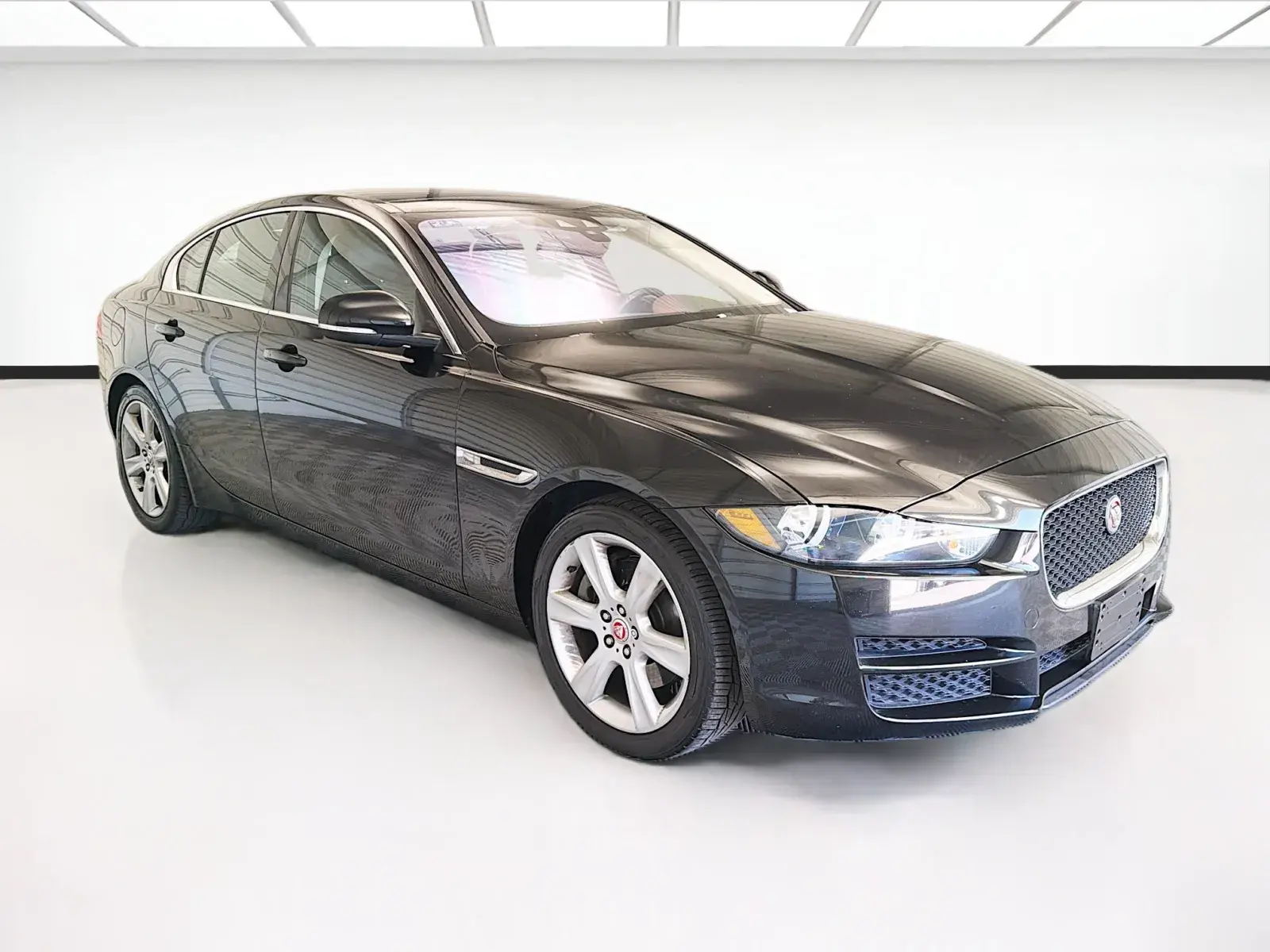 2017 Jaguar XE 25t Prestige photo 3